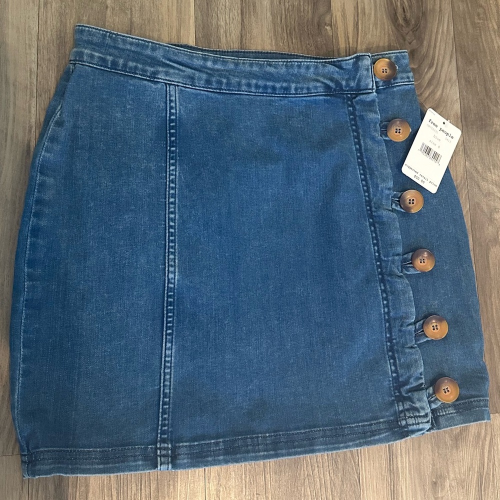 Free people NEW WITH TAGS - little daisies mini skirt size 8